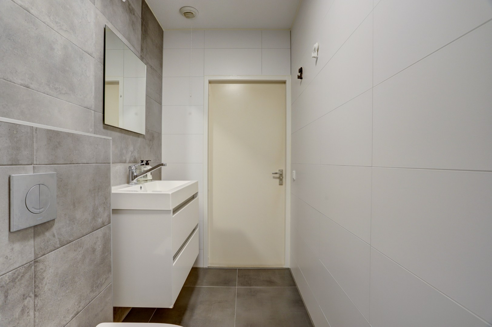 Zonder klussen te betrekken dit 2-kamer appartement op de 4e verdieping met zonnig balkon, moderne badkamer, 1 slaapkamer en berging in de onderbouw! 
