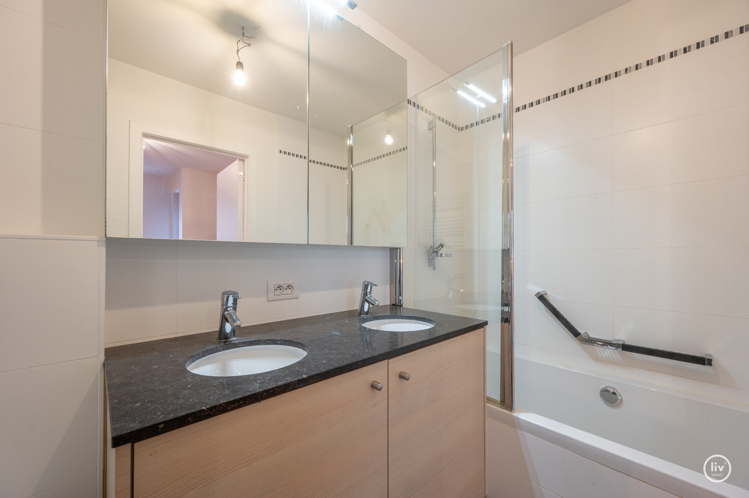 Prachtig HOEKappartement met open zichten en 3 slaapkamers gelegen op de Kustlaan te Knokke. 