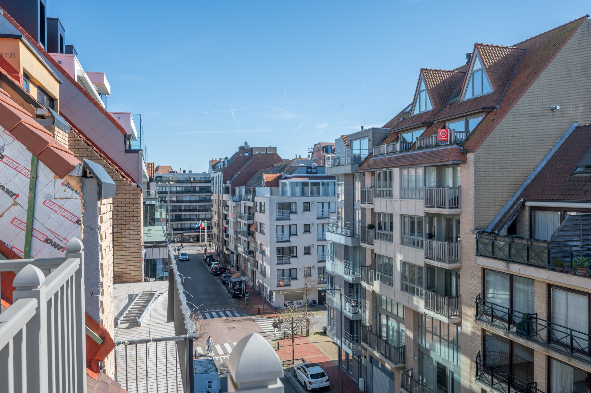 Ruim duplexappartement  in een recent gebouwde residentie in het levendige centrum van Knokke, op korte wandelafstand van het strand. 