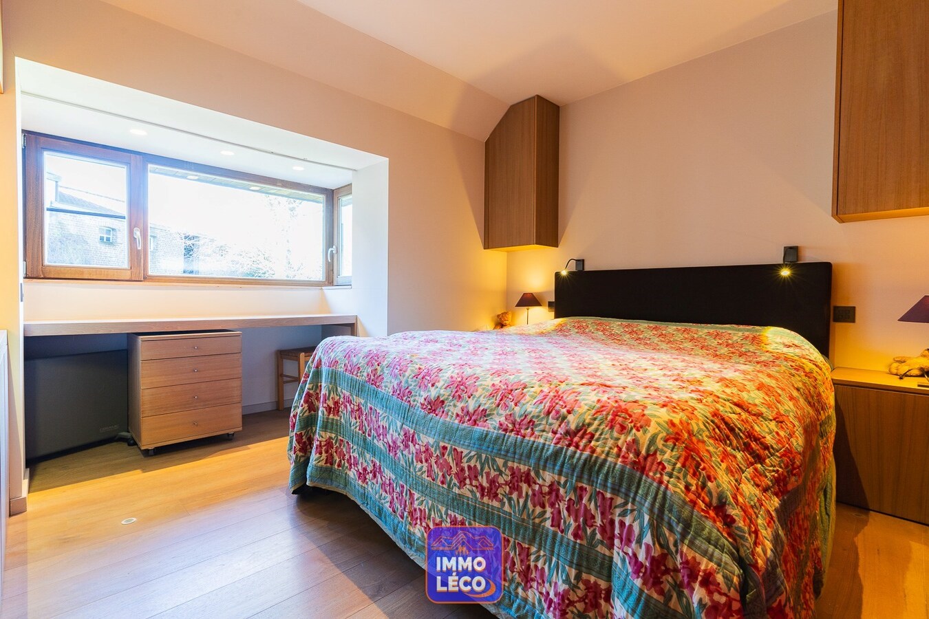 Grand espace professionnel avec maison de style en semi plain-pied, érigés sur 1800m² ! 