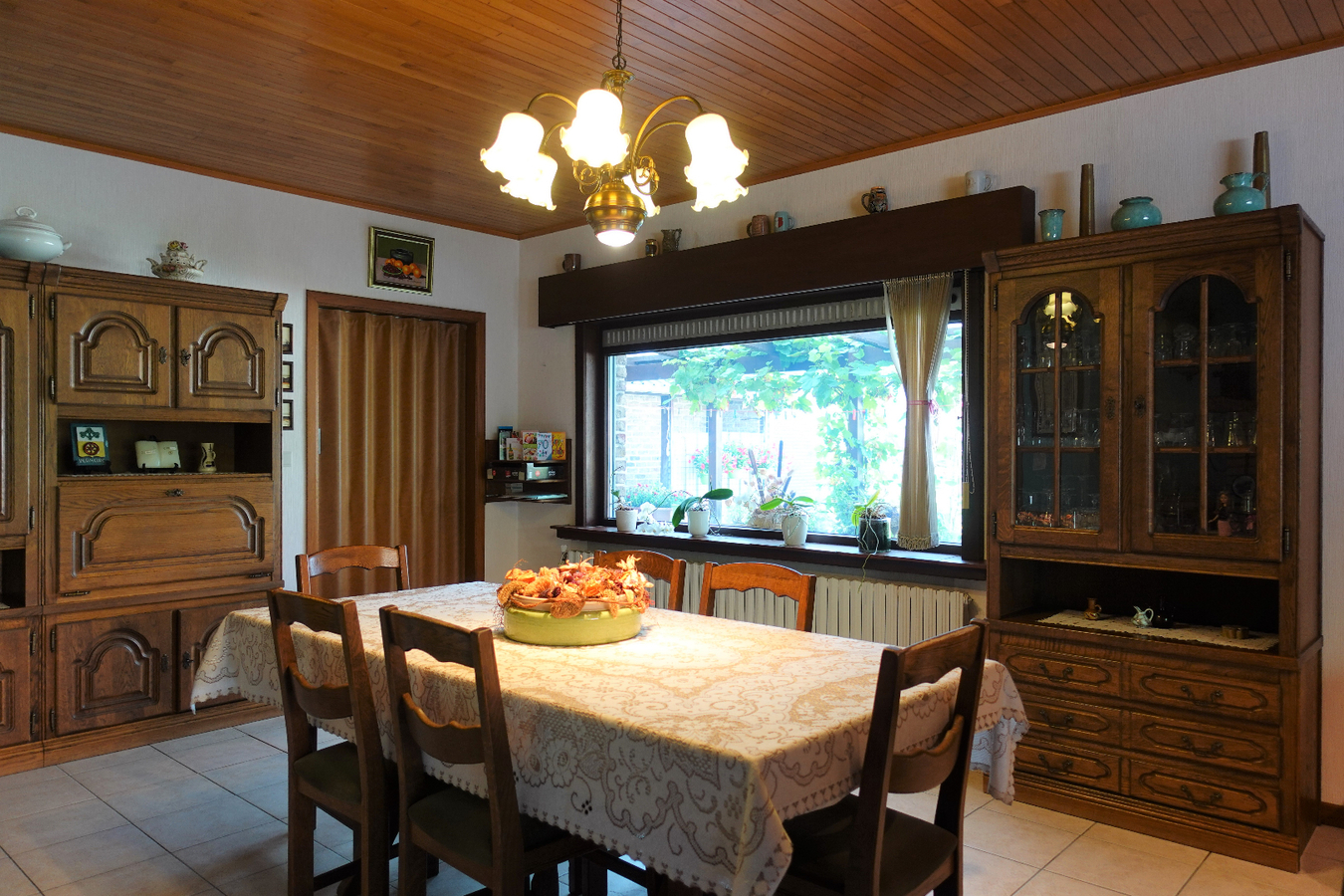 Ruime hoekwoning met 4 slaapkamers en dubbele garage 