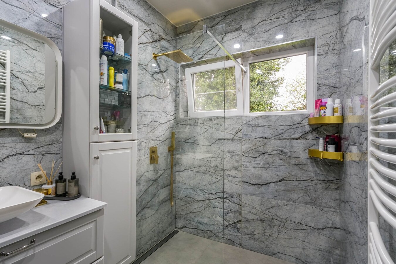 Op te knappen karakteristieke hoekwoning, 4 slpk, (EPC-label C) gelegen aan het Haspengouwse landschap. 