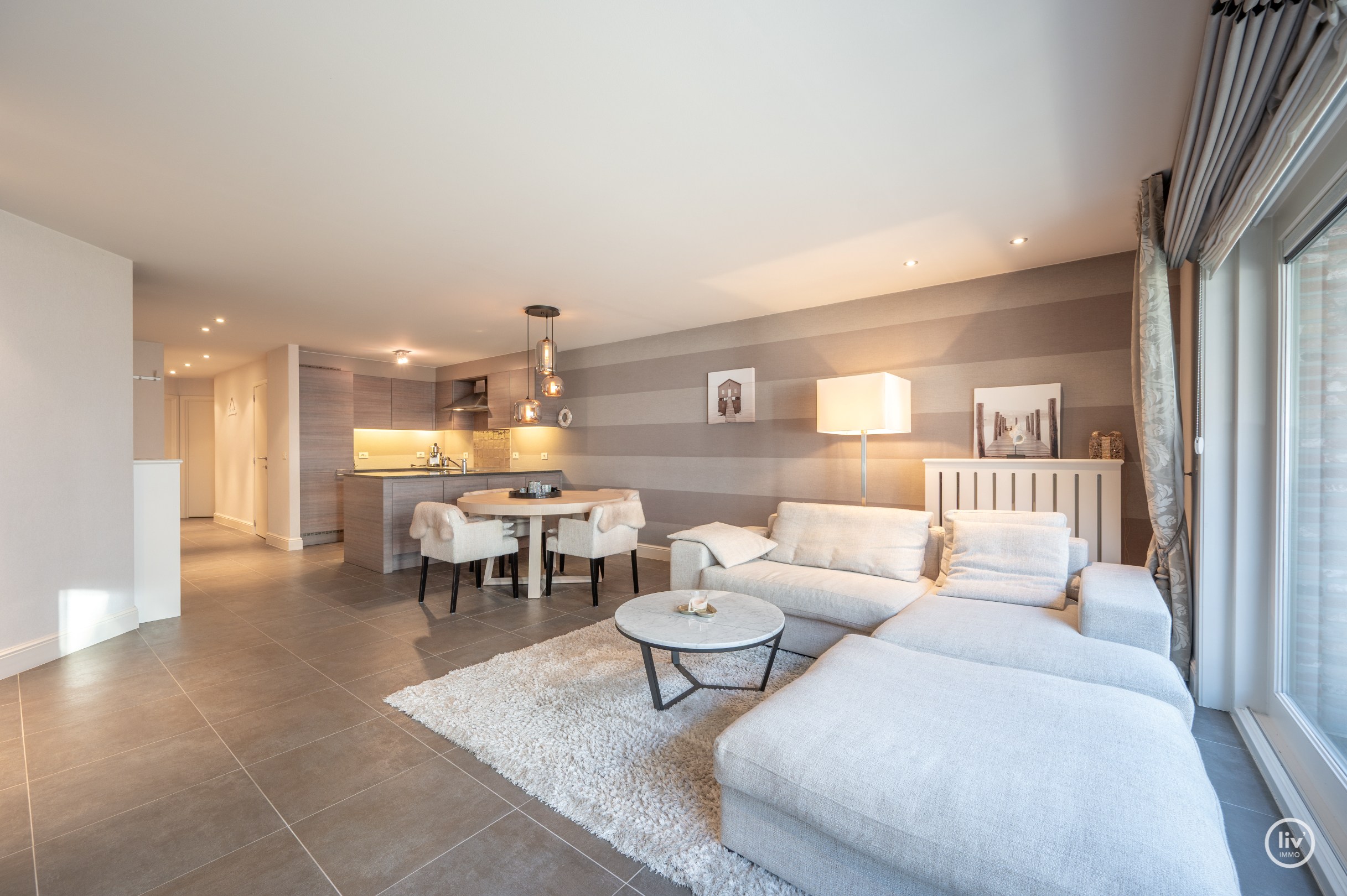 Bel appartement spacieux et récent situé au centre de l'avenue Léopold à Knokke. 