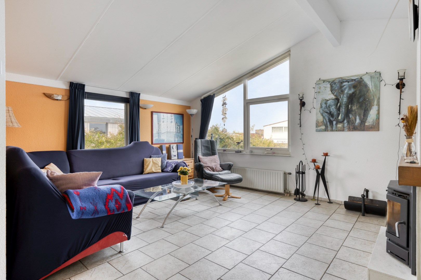 Vrijstaande 8-persoons vakantiewoning, gelegen op een unieke plek met vrij uitzicht over de Oosterschelde, kijkend richting het schilderachtige Zierikzee, wacht deze woning op een nieuwe eigenaar! 