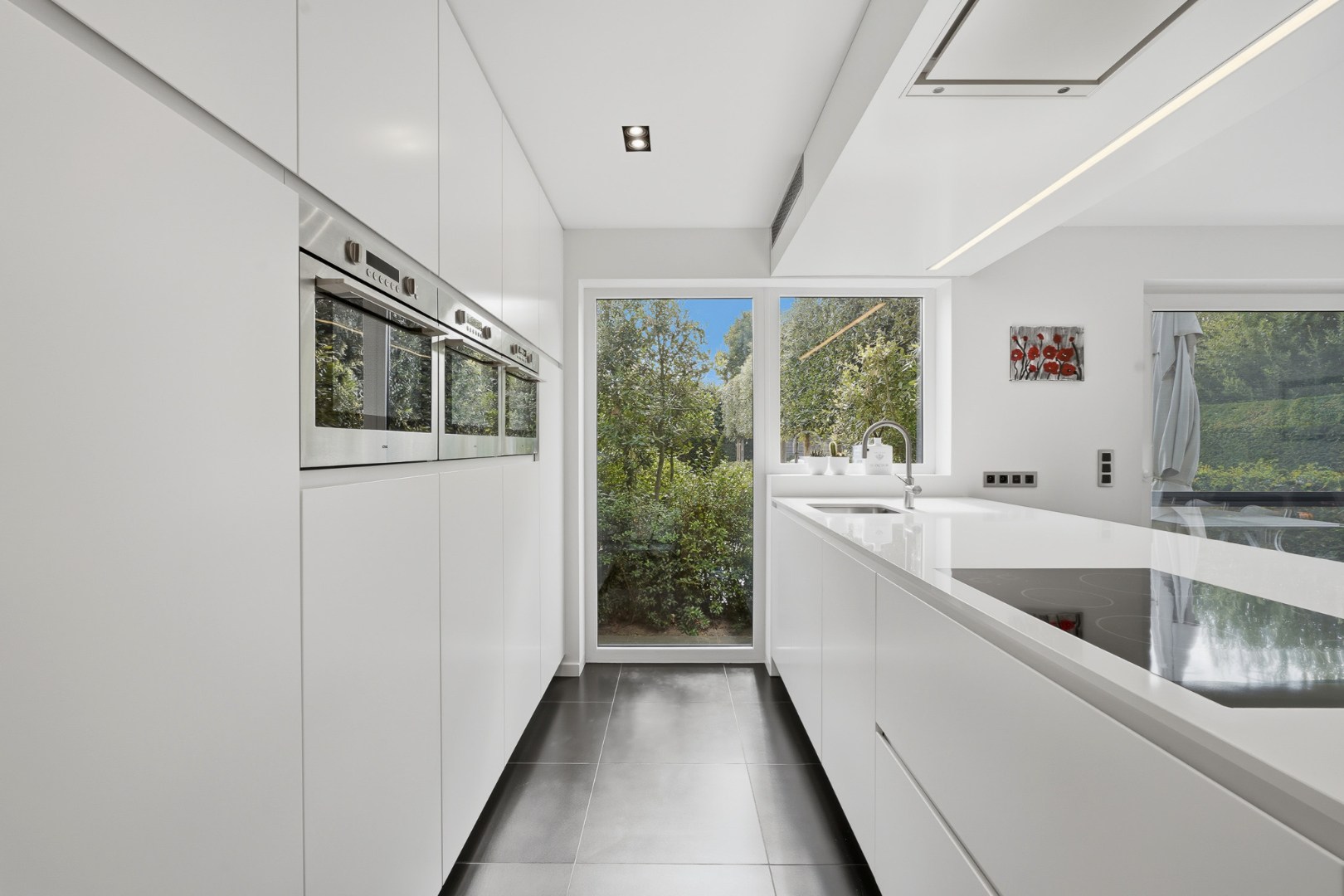 Moderne halfopen bebouwing met zonnige tuin en hoogwaardige afwerking 