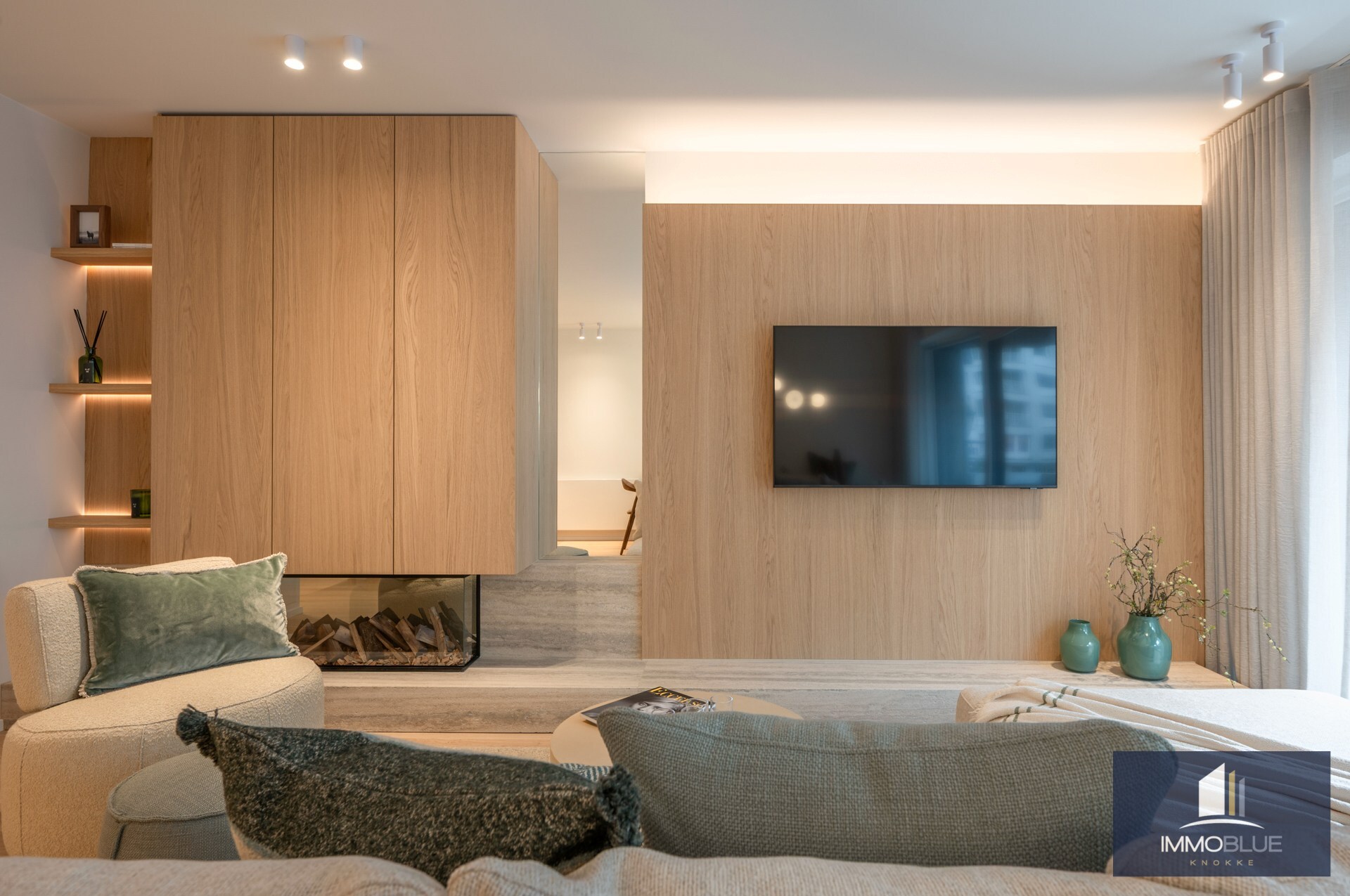 Appartement lumineux, entièrement rénové, avec trois chambres et une largeur de façade d’environ 5,5 mètres, idéalement situé à proximité de l’avenue Dumortier. 