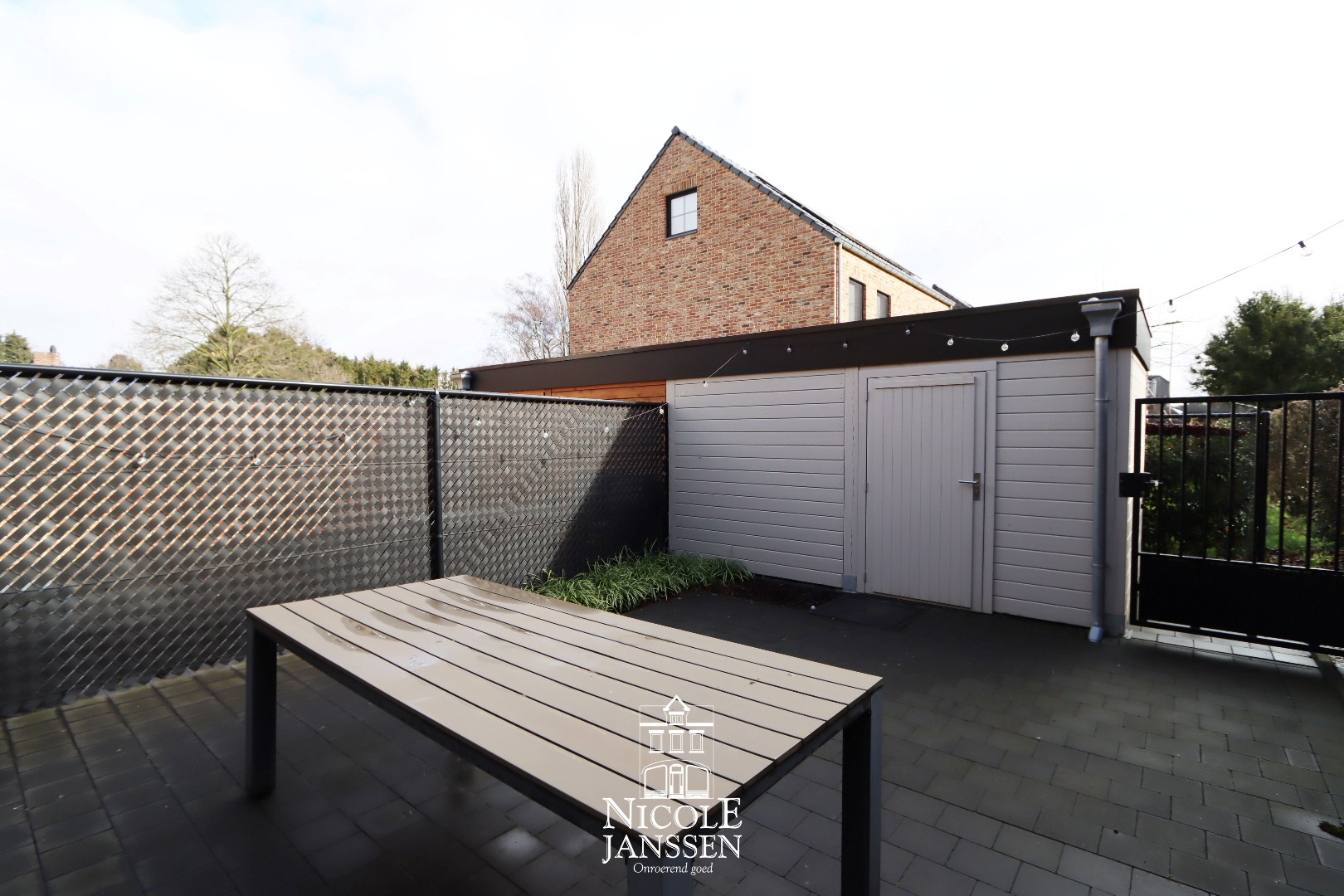 Terras met tuinberging