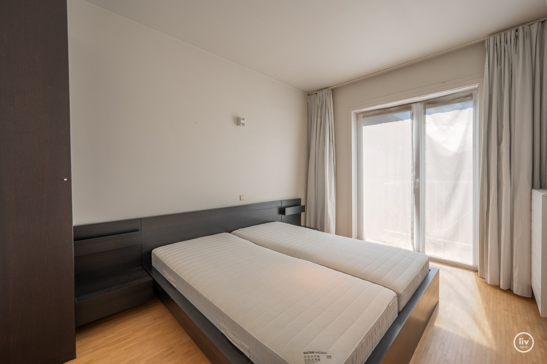Ruim (98 m2) appartement met 2 slaapkamers op een topligging in de Dumortierlaan te Knokke. 