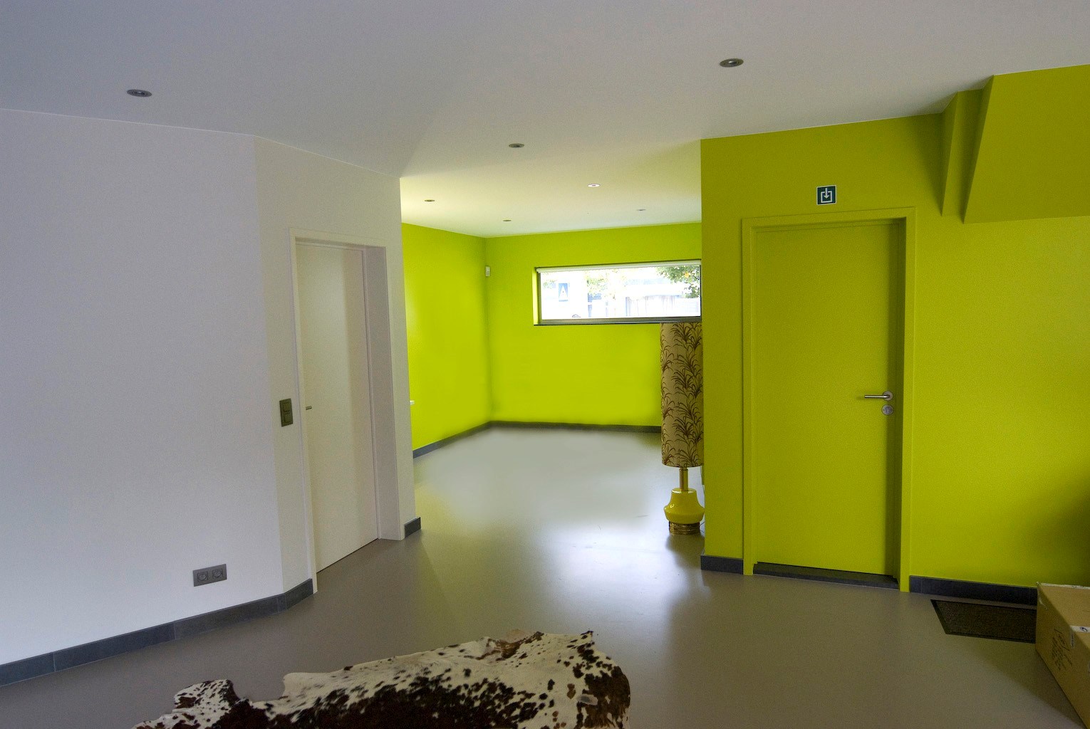 Ruim handelsgelijkvloers met garage, terras, keuken en badkamer te koop in Klemskerke (De Haan) 