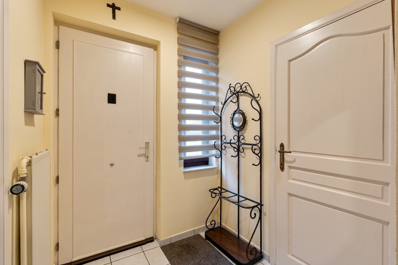 Vrijstaande gezinswoning, gebouwd in 1993 op een perceel van 5a74ca, gunstige ligging vlakbij het centrum. 