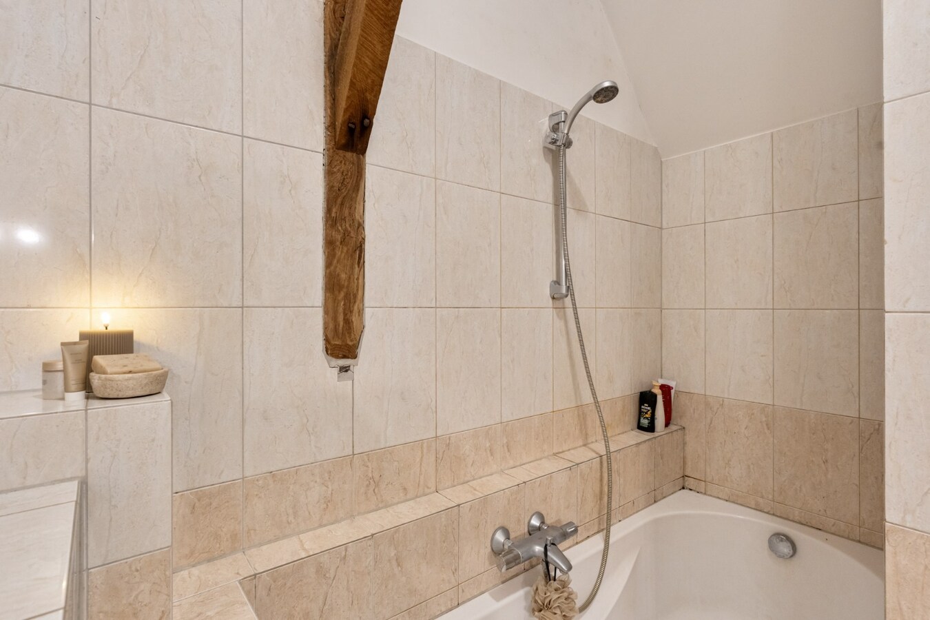 Comfortabel duplex appartement op de 3de en 4de verdieping van een kleinschalige residentie op een steenworp van de historische markt! 