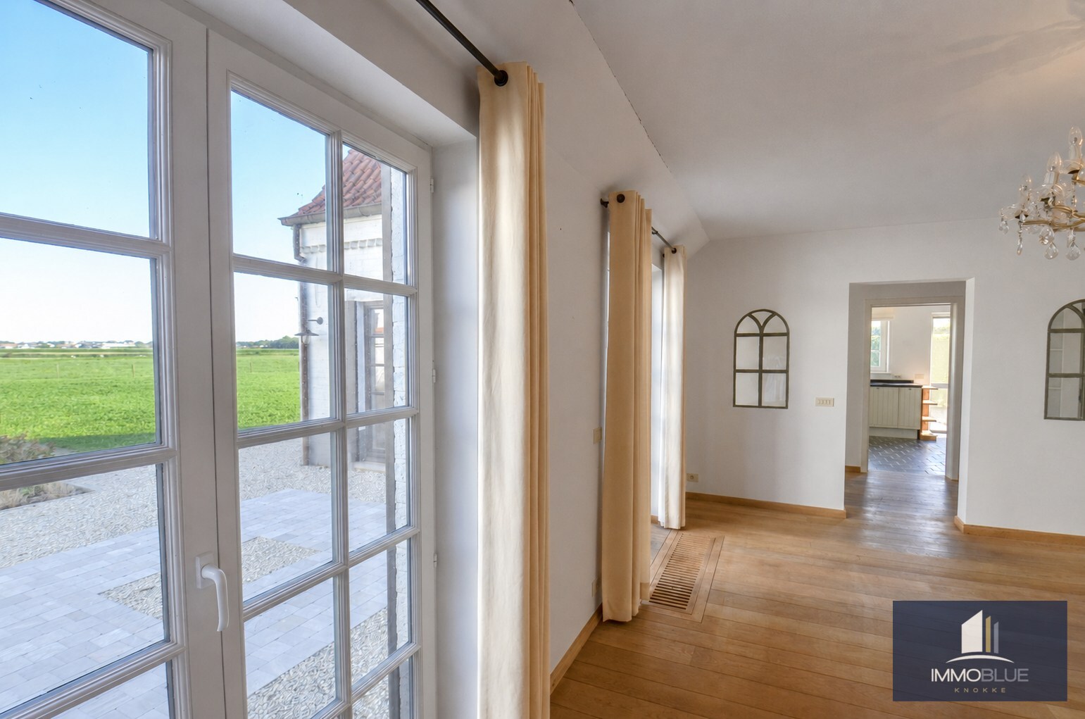 Tijdloze villa met uitzonderlijke vergezichten op een residentiële locatie. 