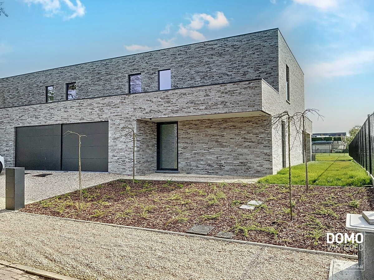 MODERNE NIEUWBOUWWONING MET TUIN,OVERDEKT TERRAS EN INPANDIGE GARAGE TE HASSELT 