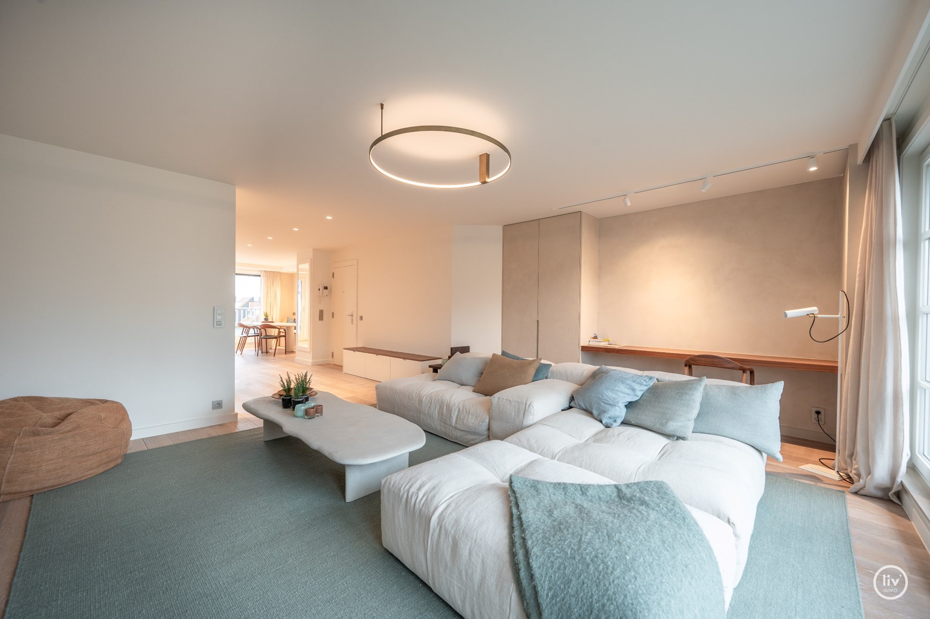 Prachtig gerenoveerd duplexappartement, ideaal gelegen vlakbij de Heilig Hartkerk in het hart van Knokke. 