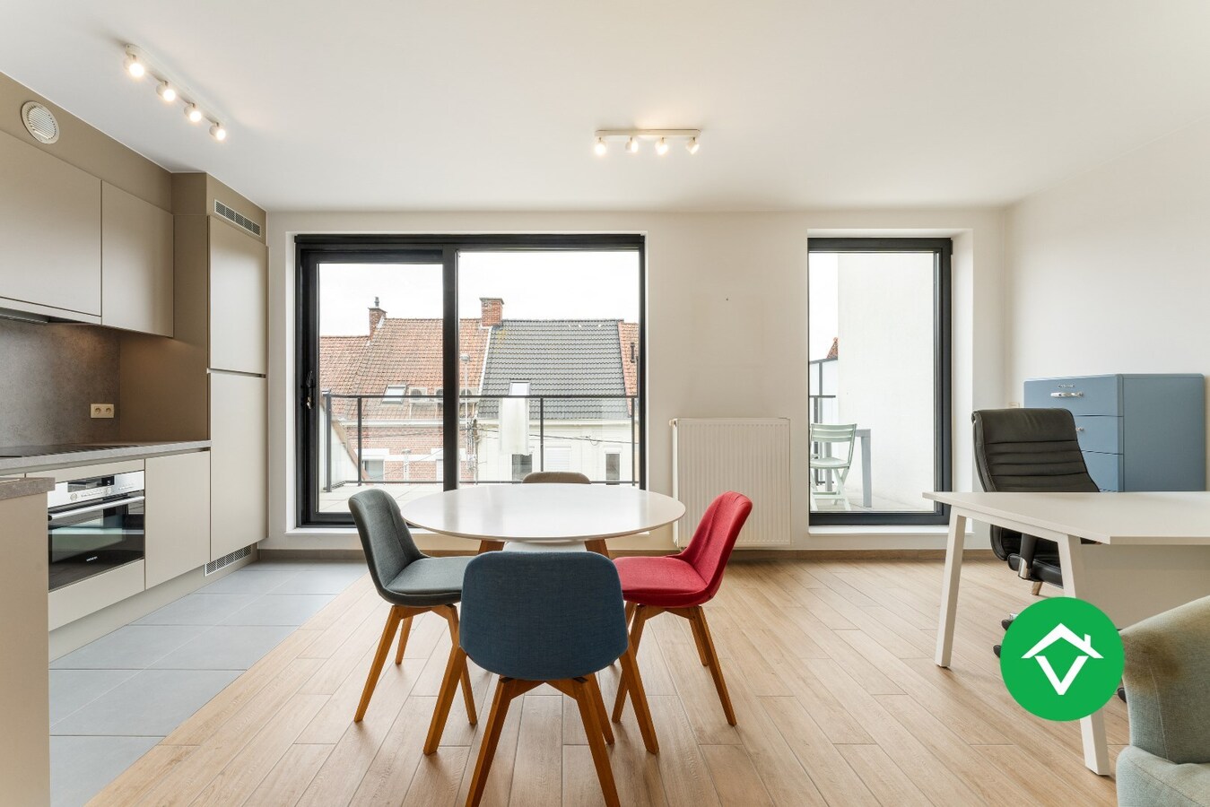 Recent, instapklaar appartement met één slaapkamer, ruim terras en autostaanplaats te Roeselare 