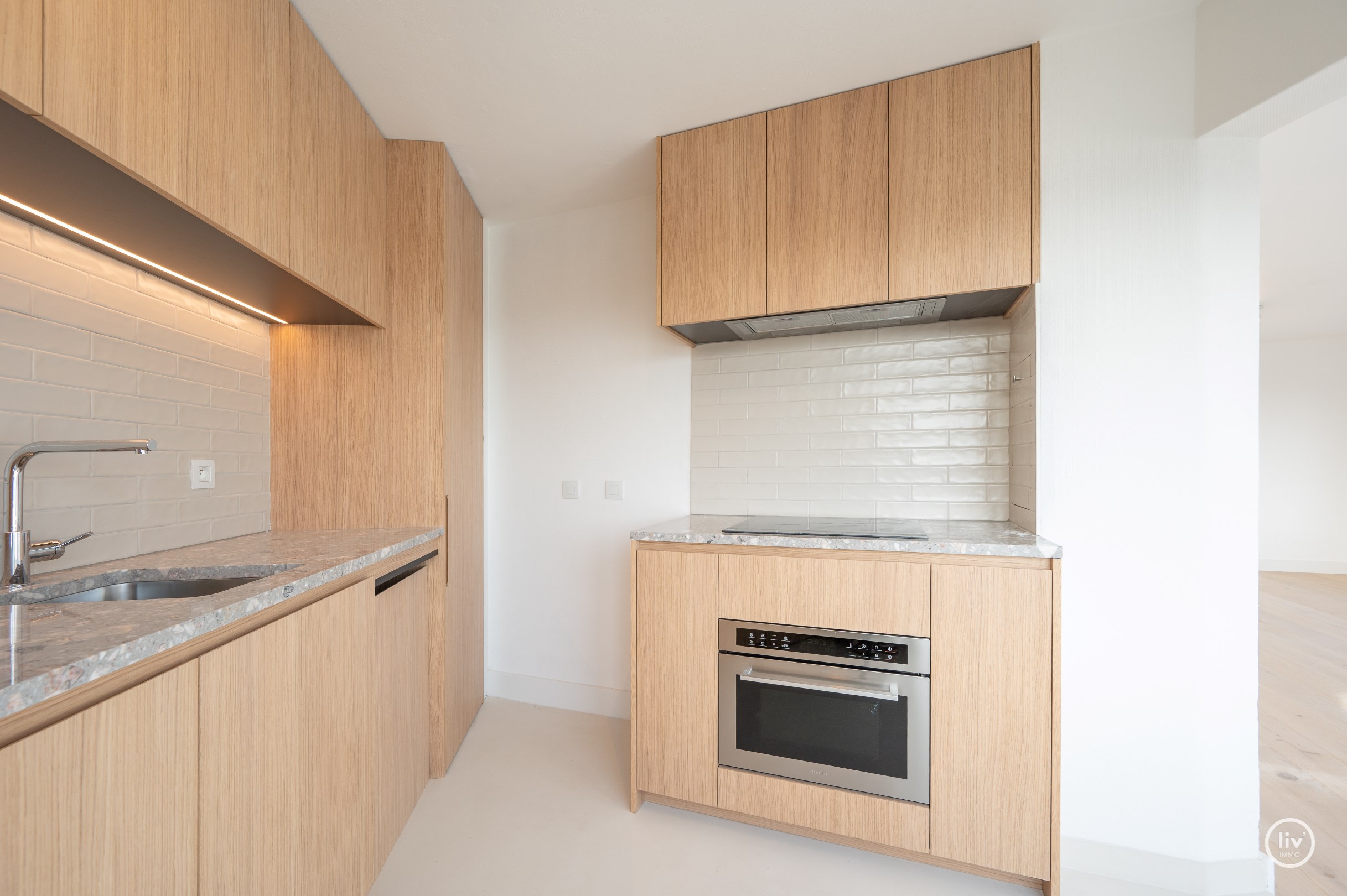 Ruim hoekappartement gelegen nabij de Lippenslaan, het station en Duinenwater. 