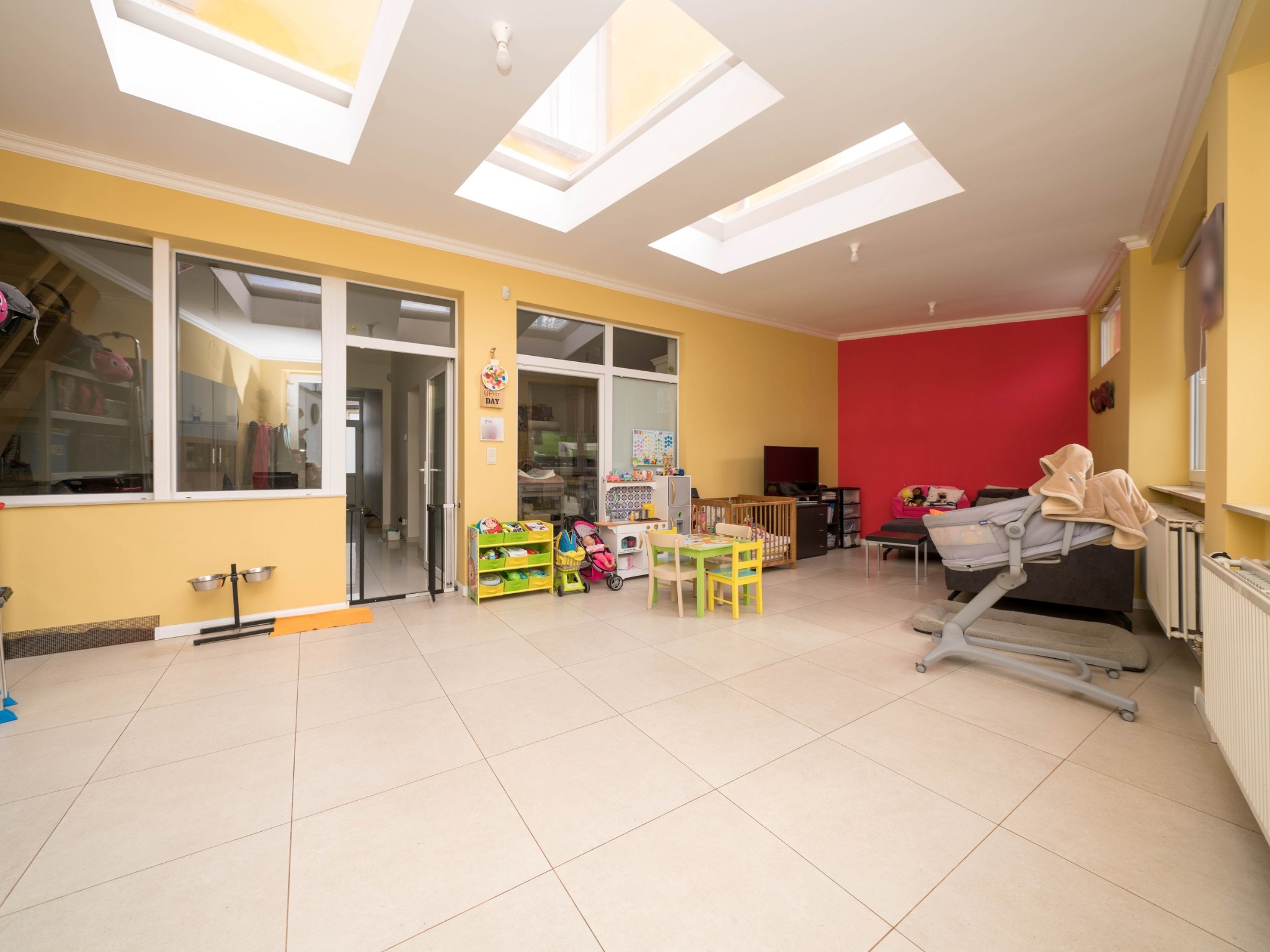 Zeer grote, instapklare woning met 6 kamers en 2 badkamers 