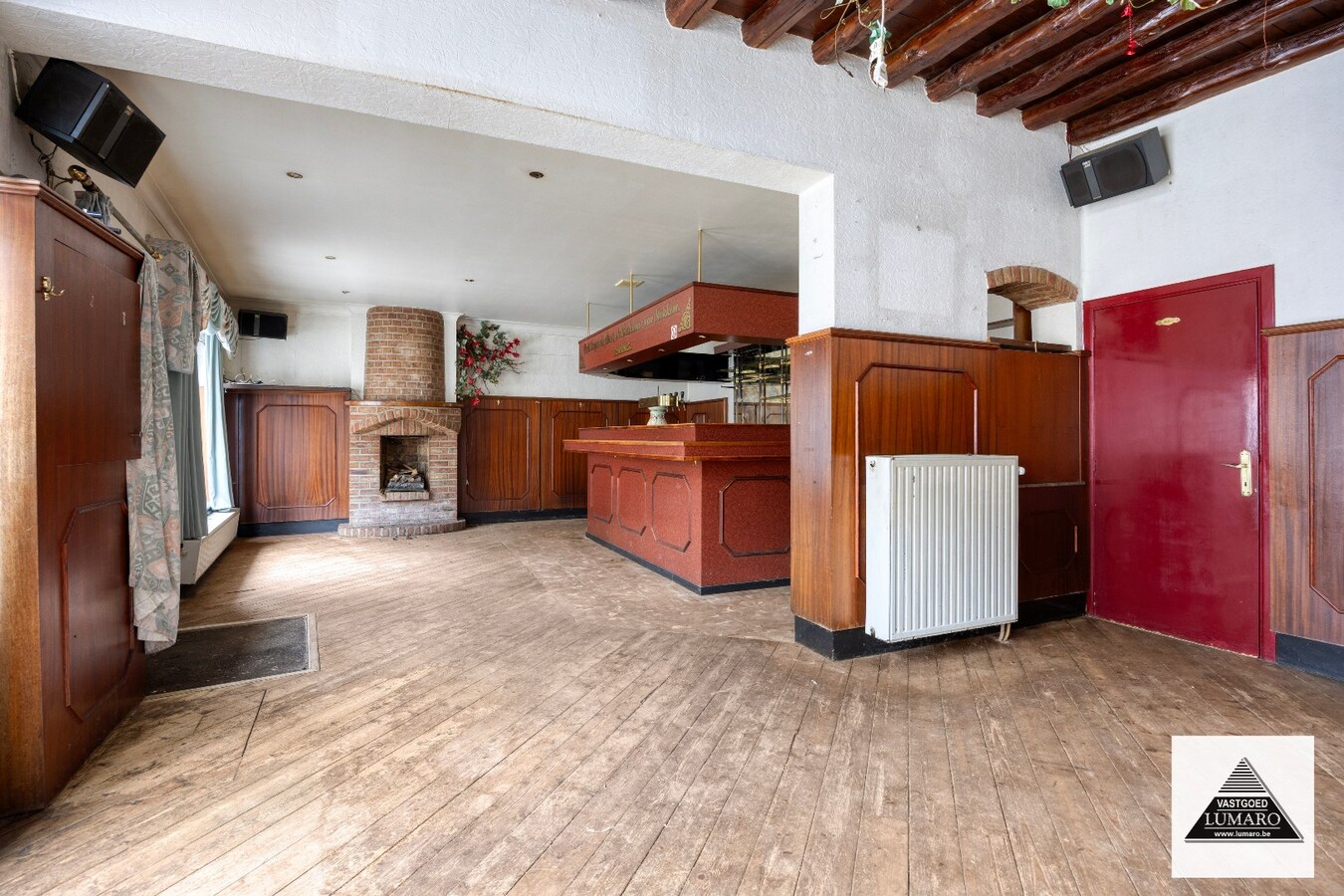 Te renoveren pand met woonst met pitoreske  voorgevel. "Önger de Poart". 