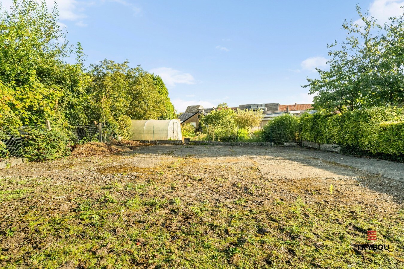 Centraal gelegen, halfopen woning met loods op perceel van 625m² 