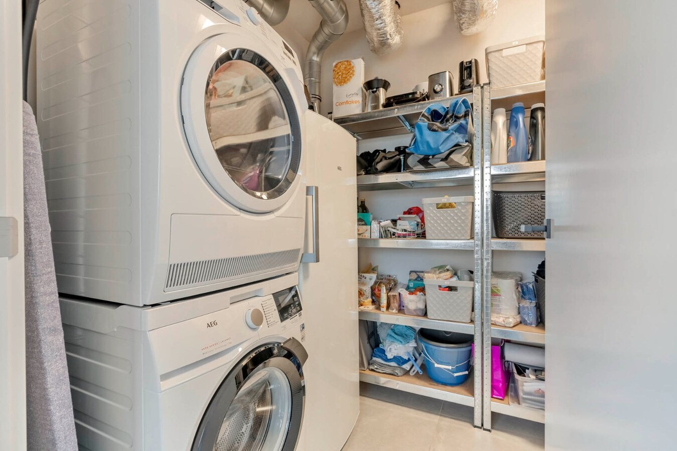 Recent duplex appartement met 2 slaapkamers en garage. 