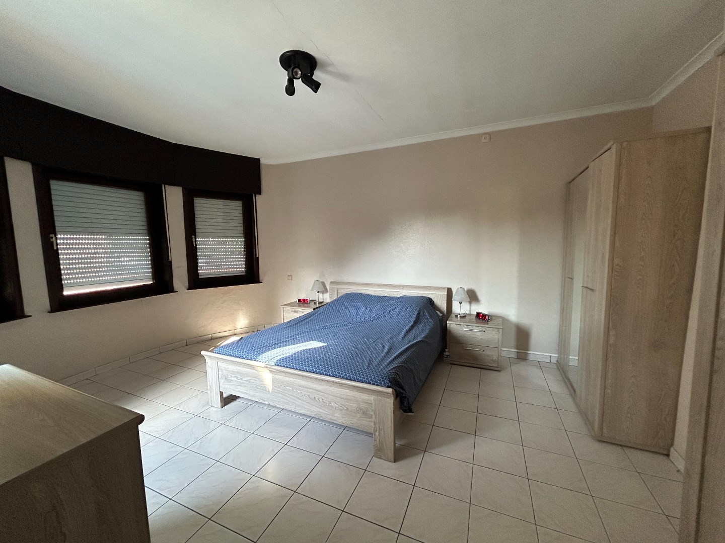 Grote en stevige woning, met garages, bergruimte en tuin op 1.324m² 