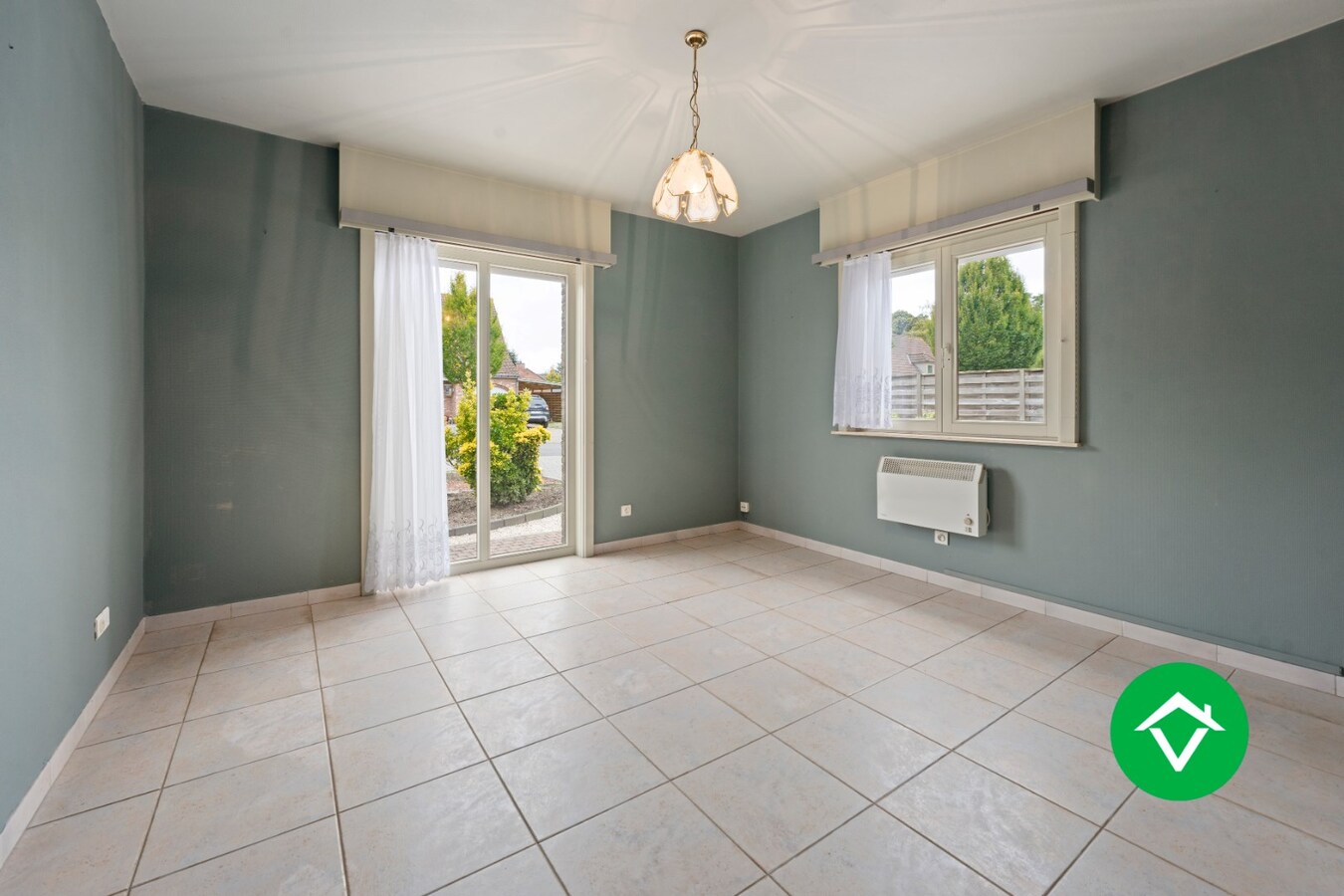 Kloeke woning met 4 slaapkamers in een woonwijk te Ichtegem. 