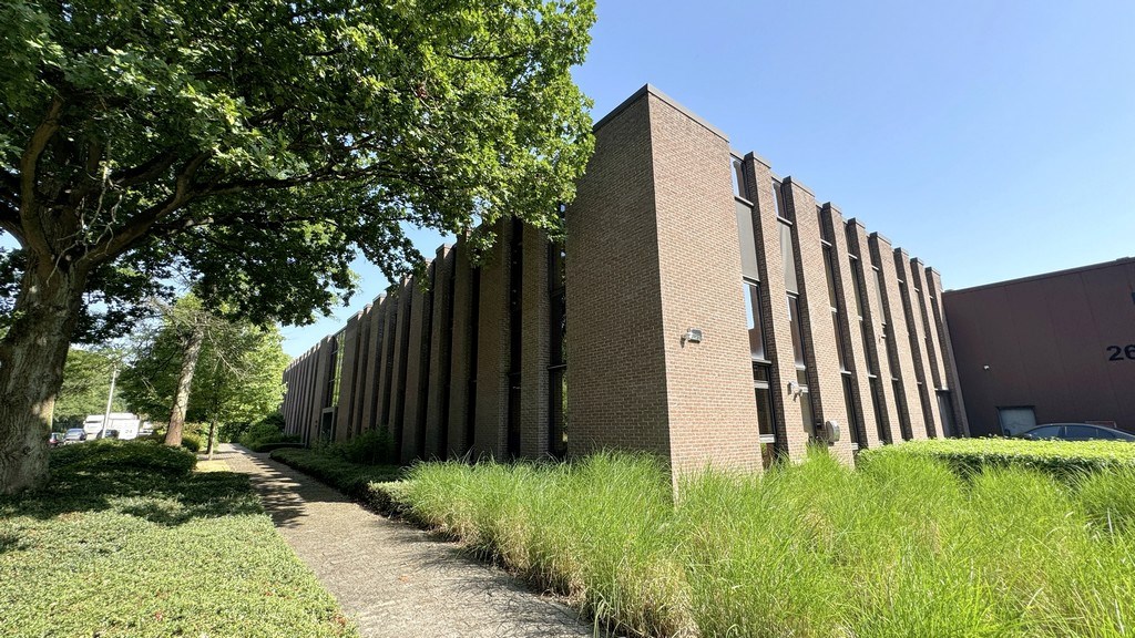 Magazijn met kantoren te huur vlakbij A12 in Wilrijk