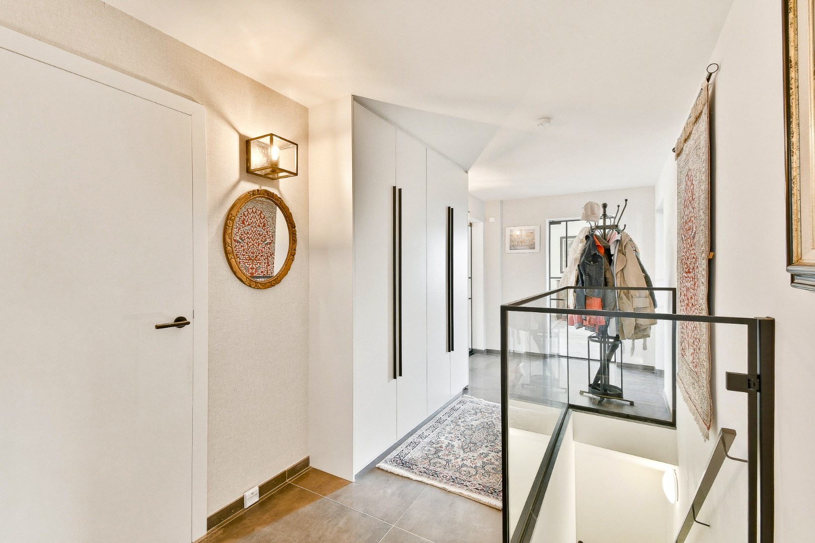 Instapklaar gelijkvloers appartement met privatieve toegang, garage, zonnige tuin en terras nabij zee 