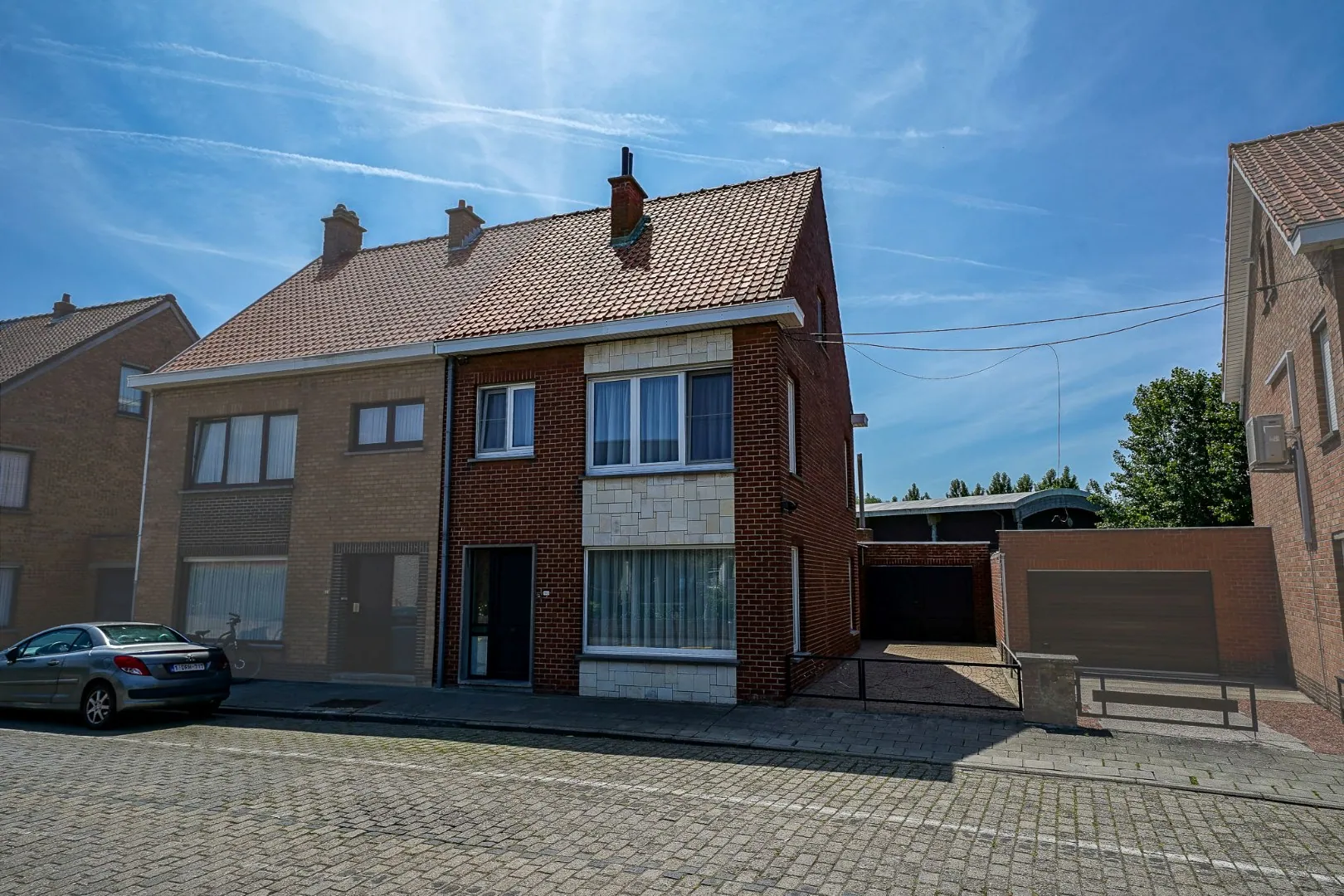 Halfopen woning met garage en zonnig terras te Mariakerke