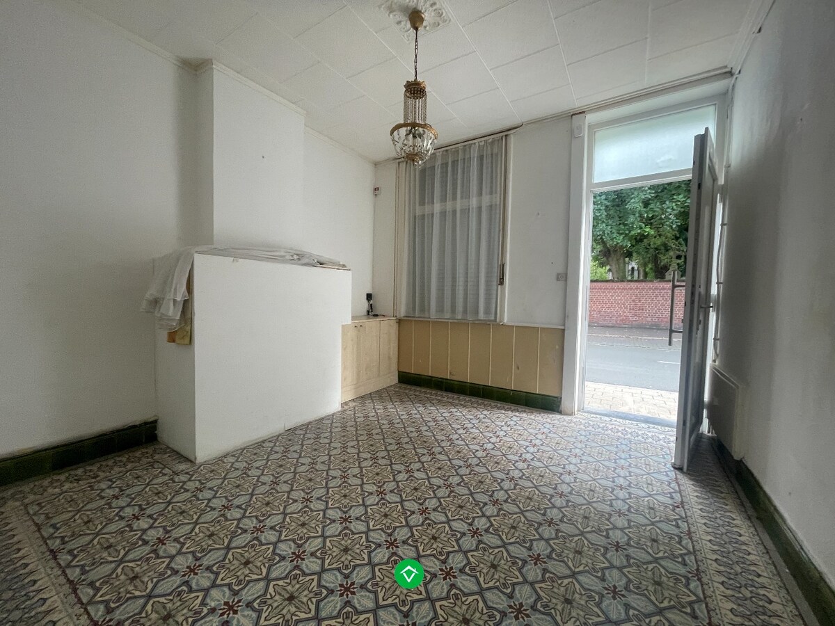 Woning met 2 slaapkamers en koer in centrum Roeselare 