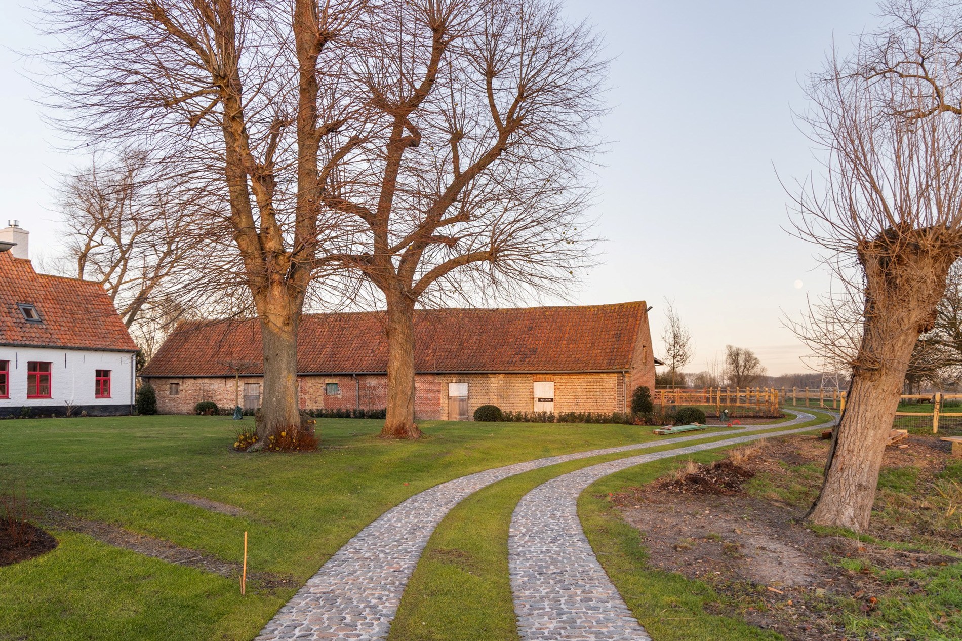 OPENDEURDAG Zondag 18/10 tussen 13u en 16u  (Westernieuwweg 80): Authentiek gerenoveerde hoeve te Varsenare — een uitzonderlijk landelijke eigendom nabij Brugge 