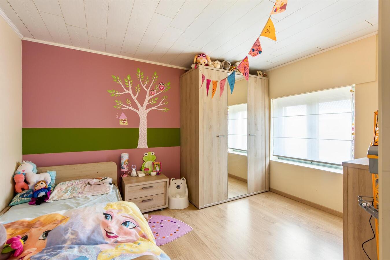 Volledig instapklare woning met 3 slaapkamers en mooie tuin in het hartje van Jonkershove. 