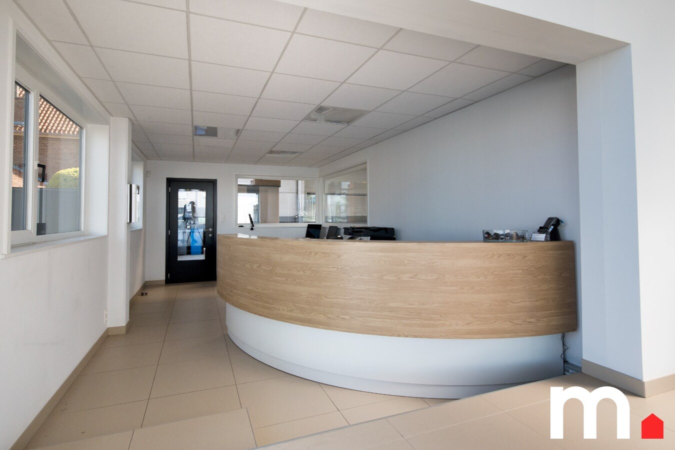 Multifunctioneel bedrijfsgebouw (Showroom + Atelier + Woning) op toplocatie te Rekkem ! 