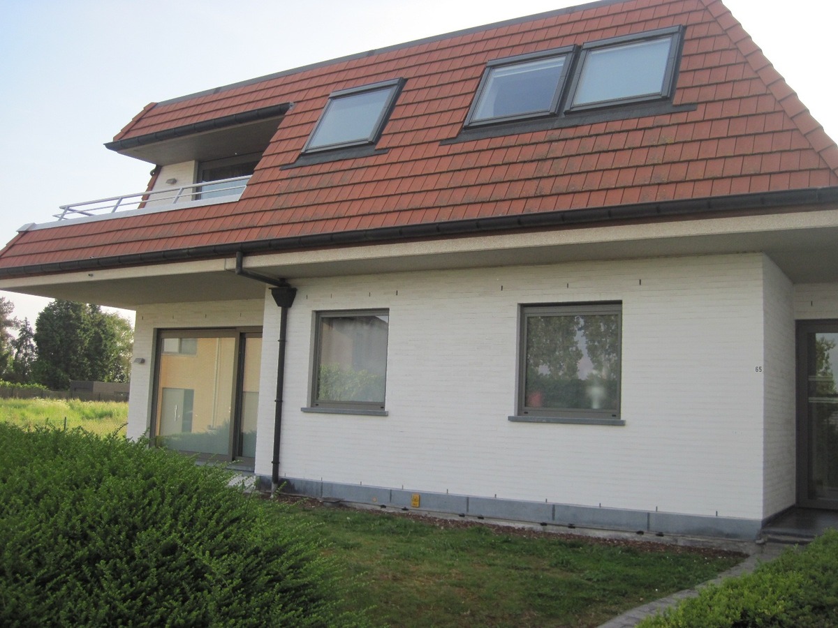 Eigentijds appartement op de 1° verdieping (met terras). Uitstekend gelegen. 