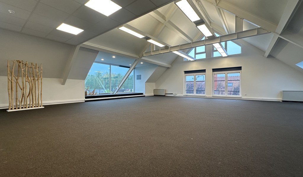 Kantoren te huur op zichtlocatie langs Kortrijksesteenweg in Sint-Martens-Latem