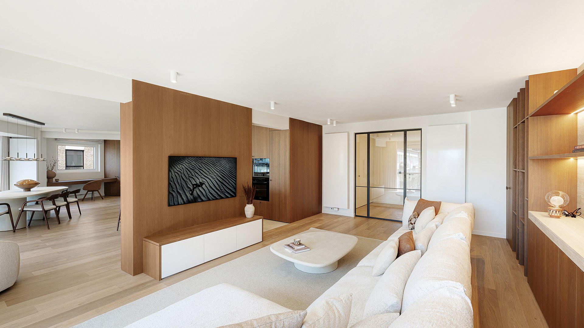 Appartement d'angle spacieux et luxueusement rénové avec des vues dégagées et une largeur de façade de plus de 16 mètres. 