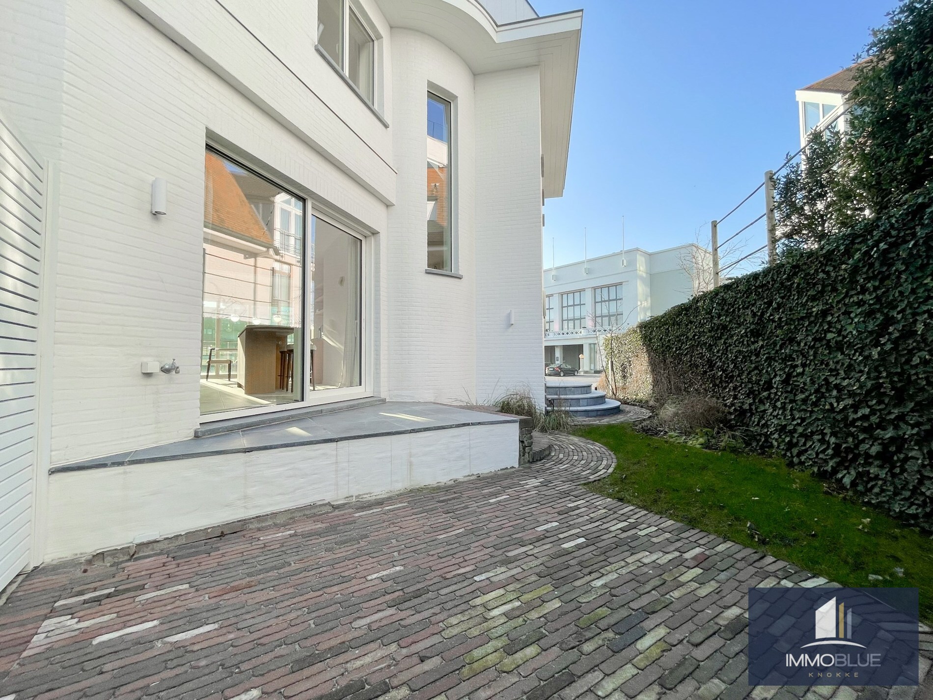 Exclusieve villa: Uitzonderlijk volledig gerenoveerde villa met frontaal zeezicht. 