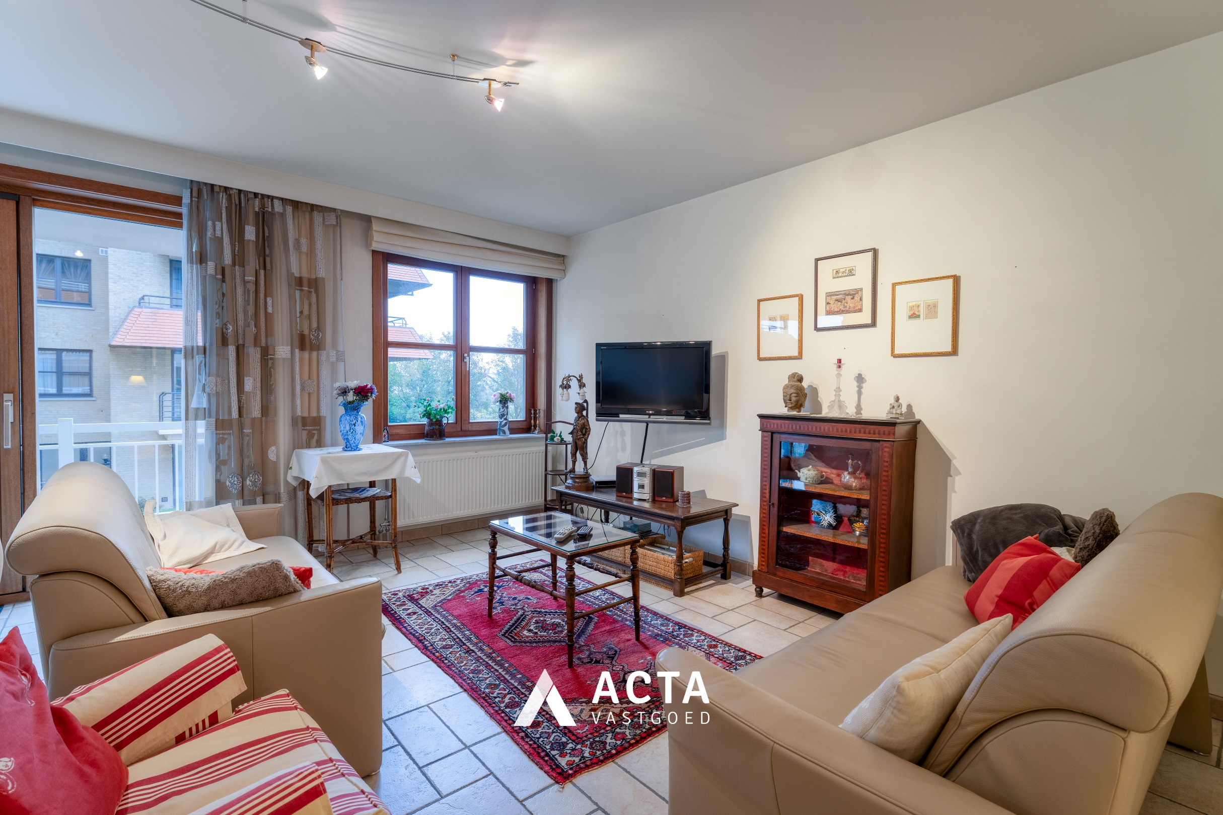 Ruim hoekappartement met twee slaapkamers in Mariakerke 