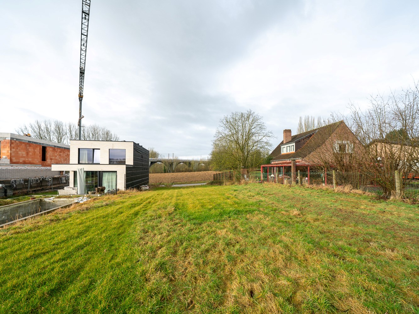 Residentieel gelegen bouwgrond (3a 85ca) voor een 3-gevel 