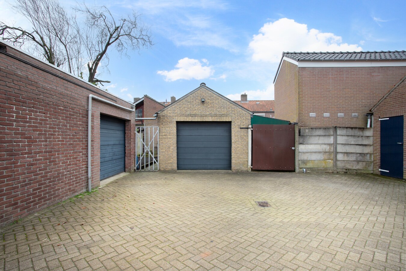 Welkom in deze verrassend ruime en charmante hoekwoning nabij het centrum van Reusel! 