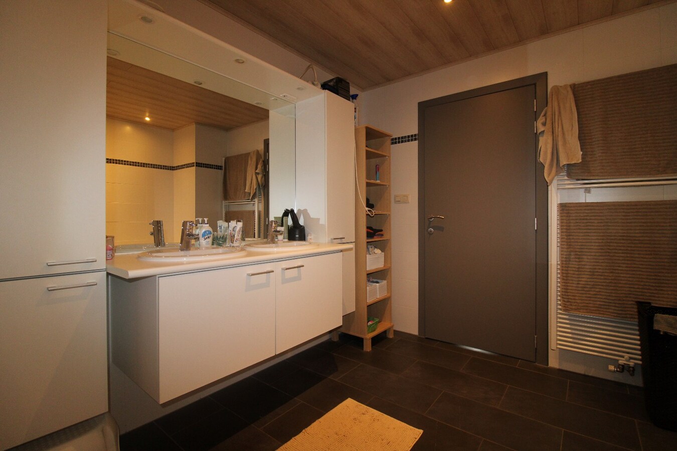 Zeer rustig gelegen ruim appartement met 3 slaapkamers en grote terrassen 