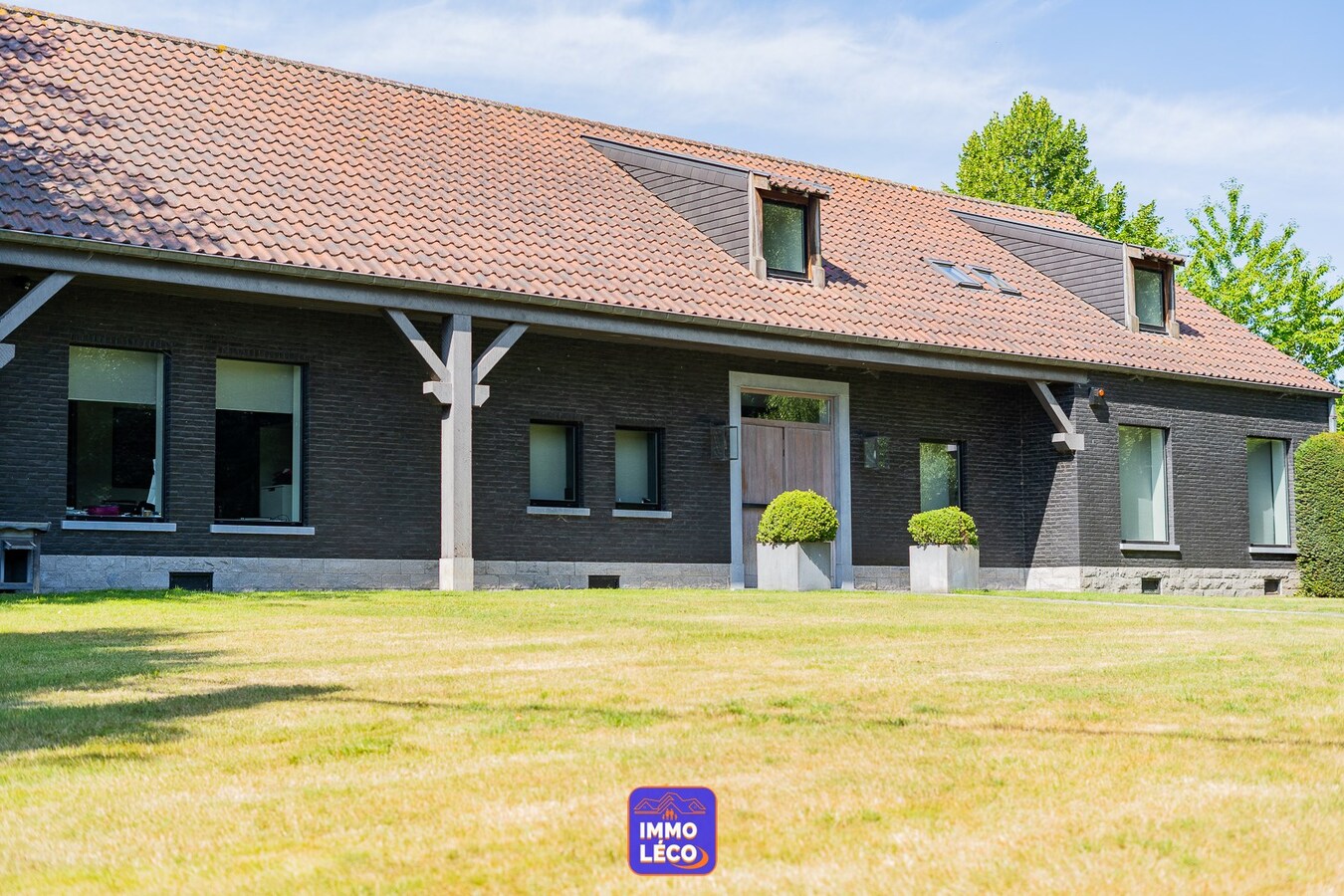 Villa semi Plain-Pied érigée sur 4592m², piscine, 4 garages, parking 10 voitures, ... COUP DE COEUR assuré ! 