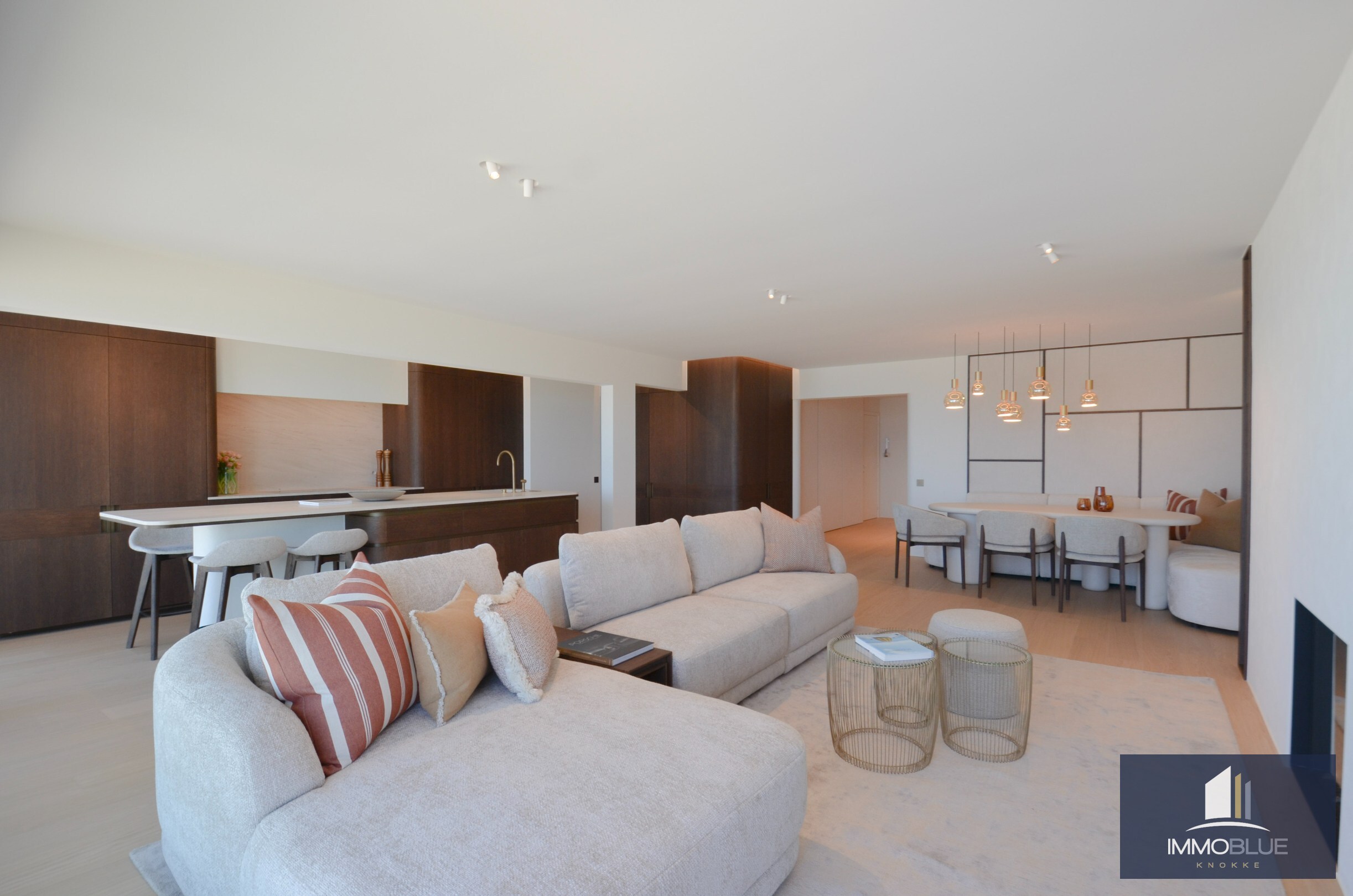 Appartement exceptionnellement rénové avec vue mer frontale situé au Zoute. 