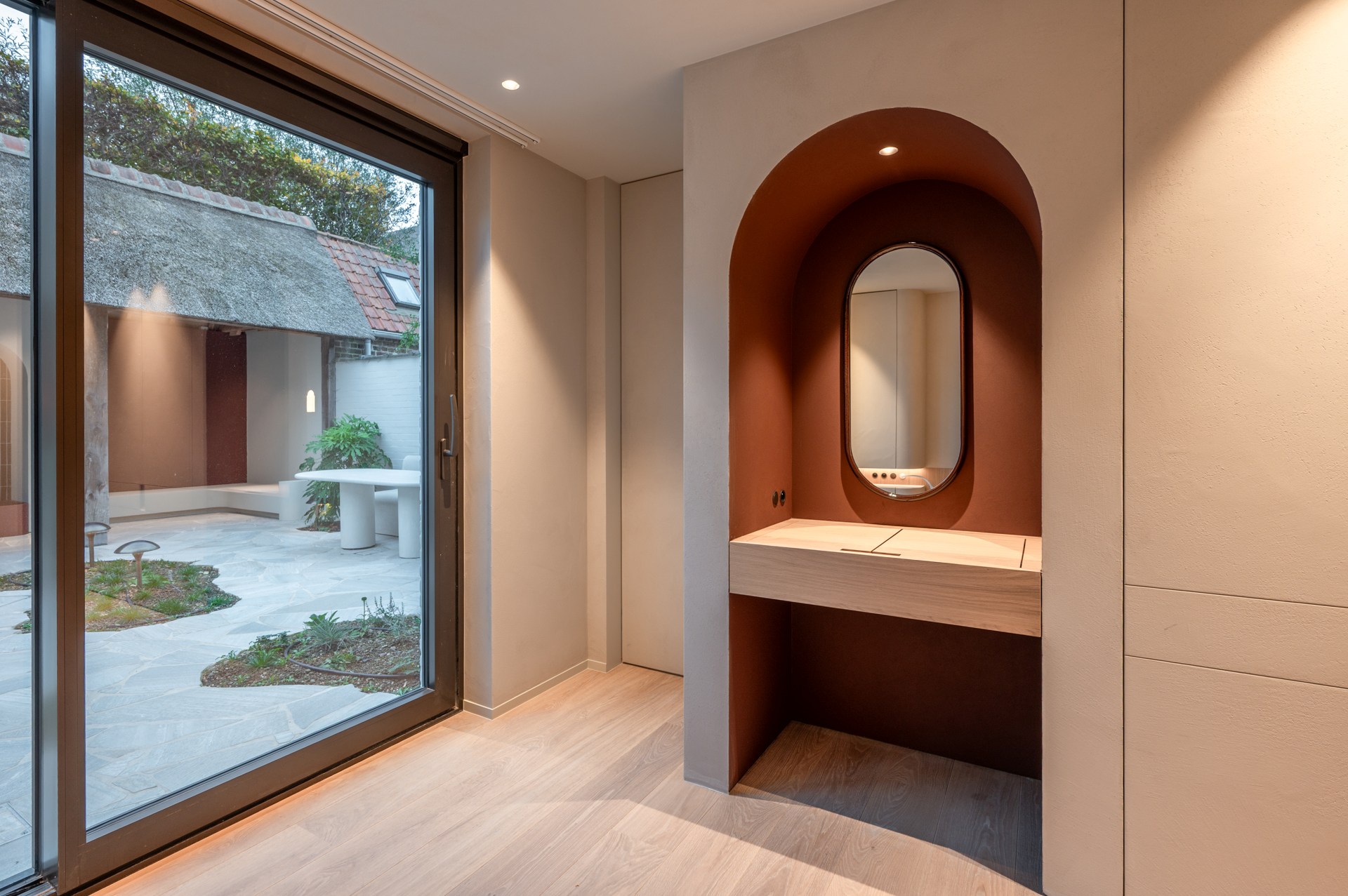 Luxe, comfort kortom een prachtig gerenoveerde woning in hartje Knokke. 