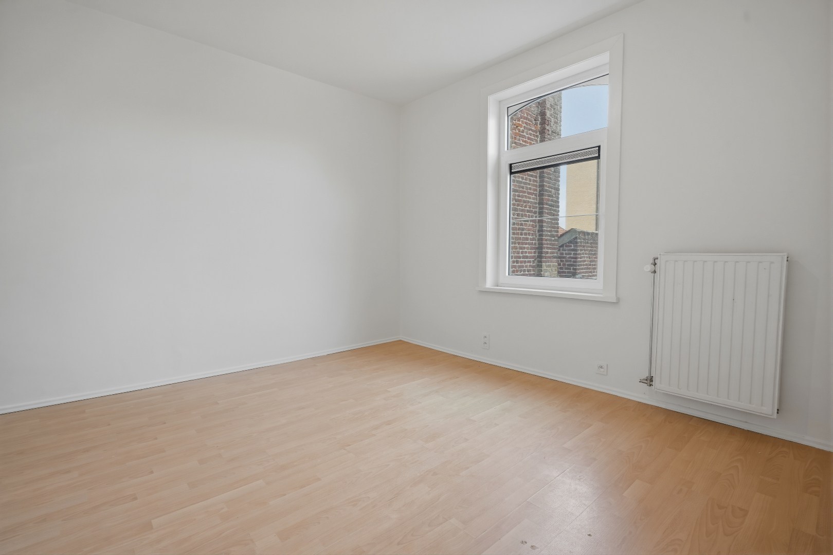 Recent gerenoveerde woning (2026), centraal gelegen aan het marktplein van Merkem! 