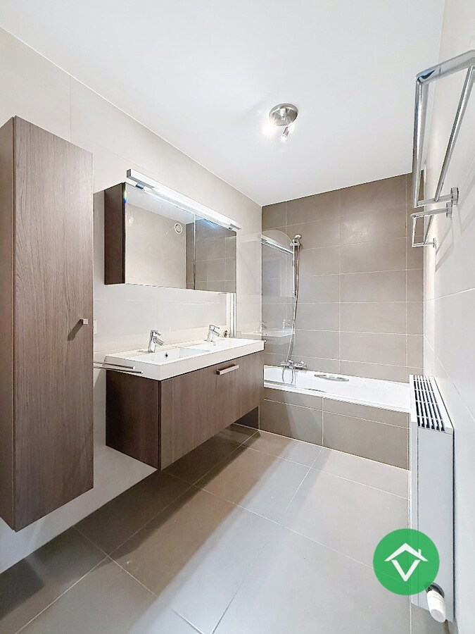 Gemeubeld appartement met 2 slaapkamers en ruim terras te Oostende 