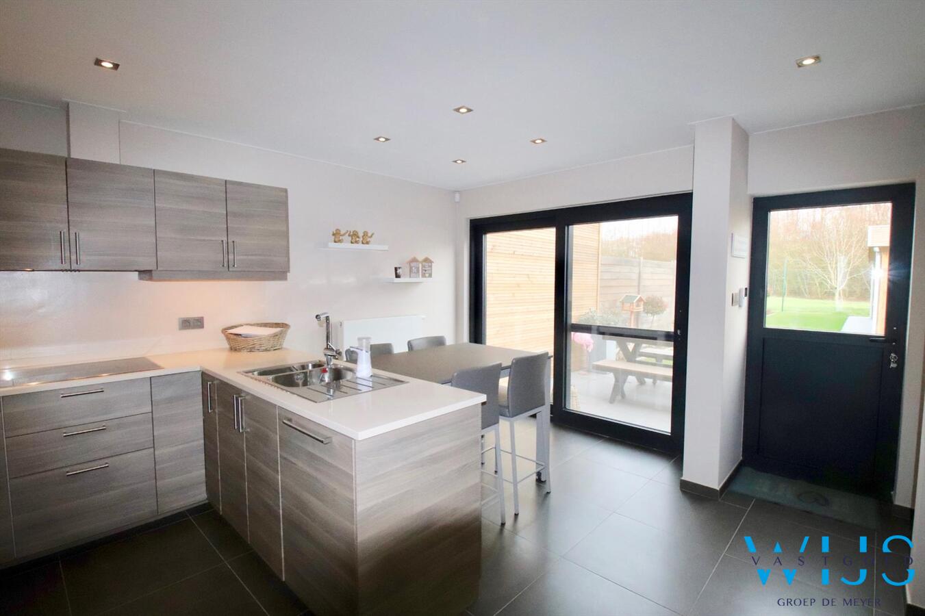 Tot in de puntjes gerenoveerde halfopen bebouwing met lounge gedeelte! 