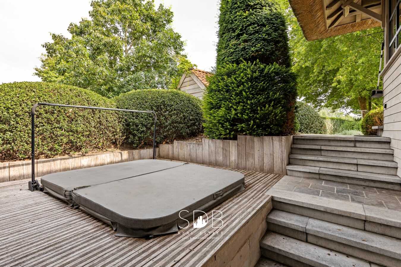 Prachtige landelijke villa met gezinstuin en graslanden op 32.558m² 