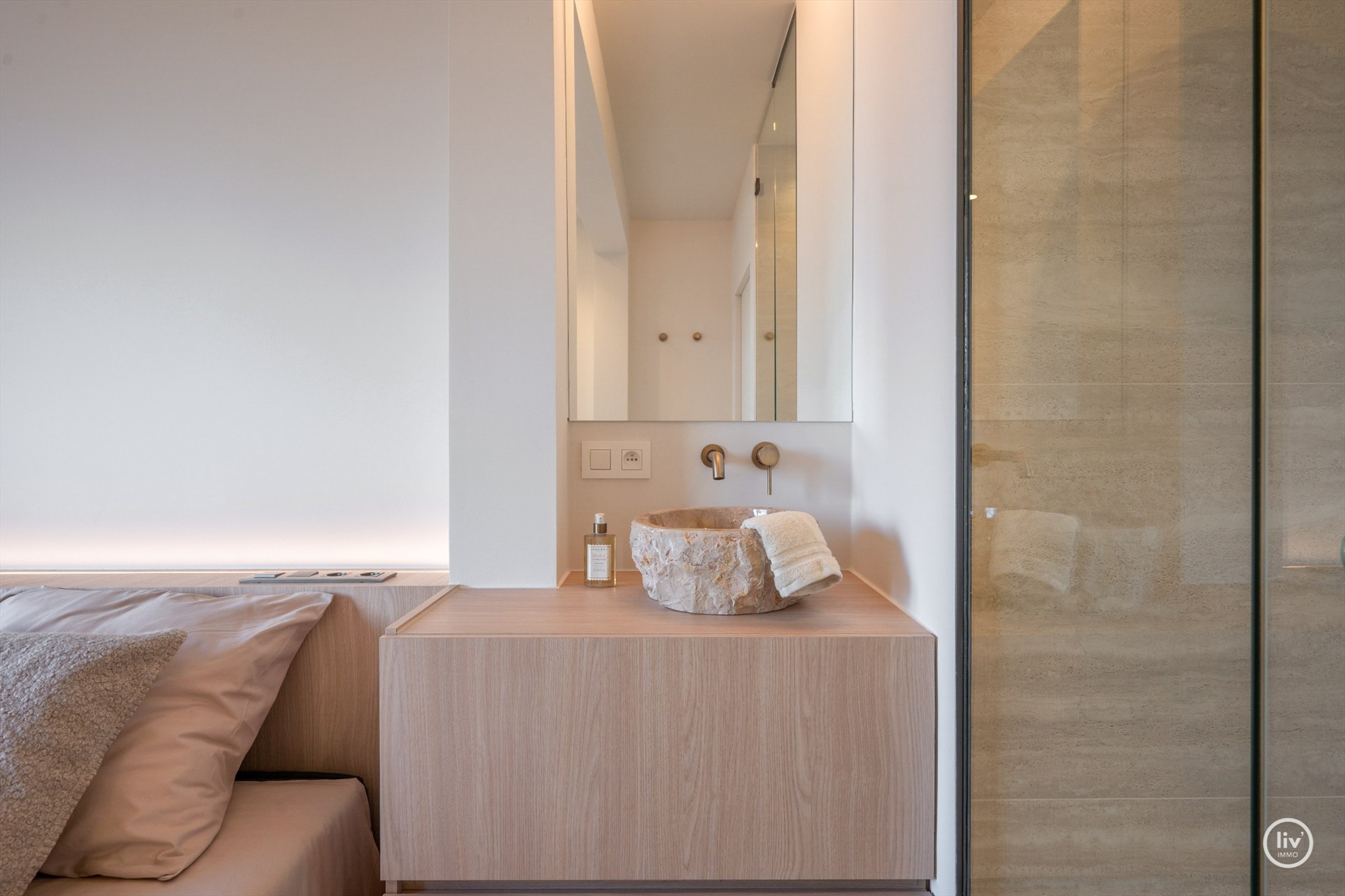 OPENDEURDAG te Zaterdag 31/10 te Lippenslaan 166 (tussen 11u en 13u): Luxueus volledig gerenoveerd 3 slaapkamer appartement te Lippenslaan gelegen op wandelafstand van het Albertstrand. 