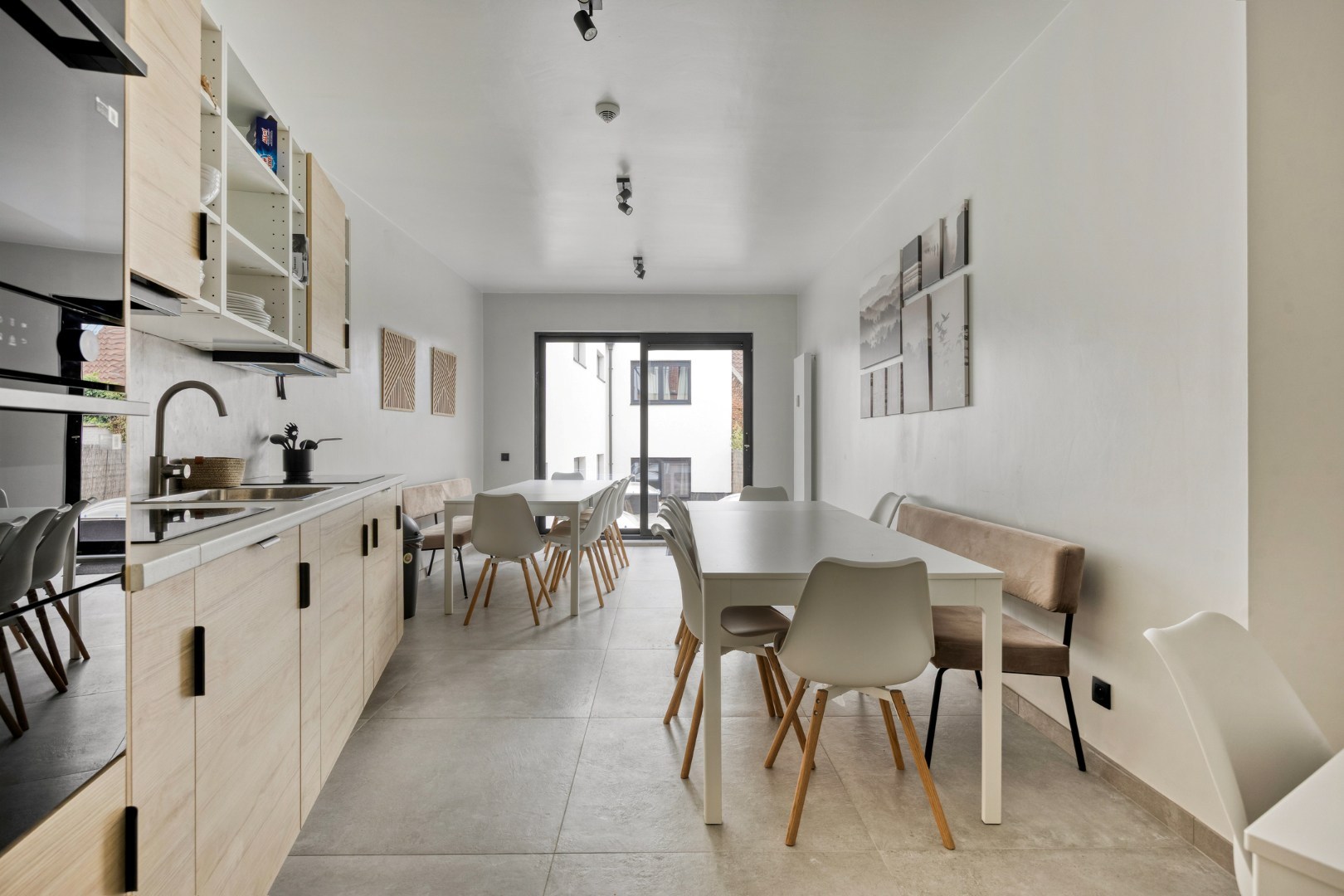 Volledig gerenoveerde en gemeubelde studentenkamers met privé-sanitair. 